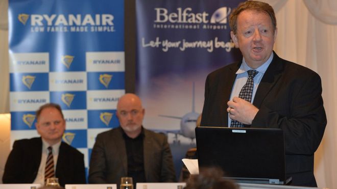 Грэм Кедди выступает на пресс-конференции, объявляя о новой базе Ryanair в международном аэропорту Белфаста