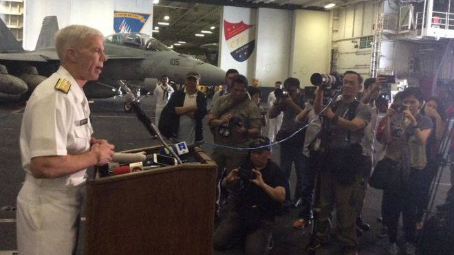 Chuẩn Đô đốc Karl Thomas, chỉ huy Lực lượng 70 thuộc Nhóm Tác chiến Tàu Sân bay 5 tại cuộc họp báo trên hàng không mẫu hạm USS Ronald Reagan