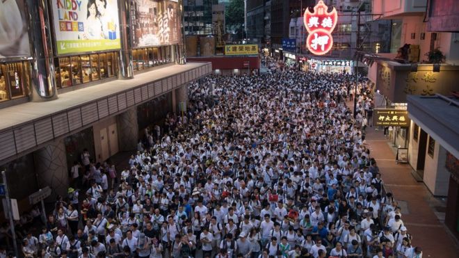 Тысячи протестующих принимают участие в шествии против поправок к закону об экстрадиции в Гонконге