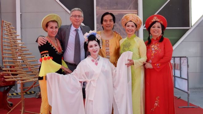 Nghệ sỹ Lê Mạnh Hùng cùng một MC người Ý và các đồng nghiệp châu Á