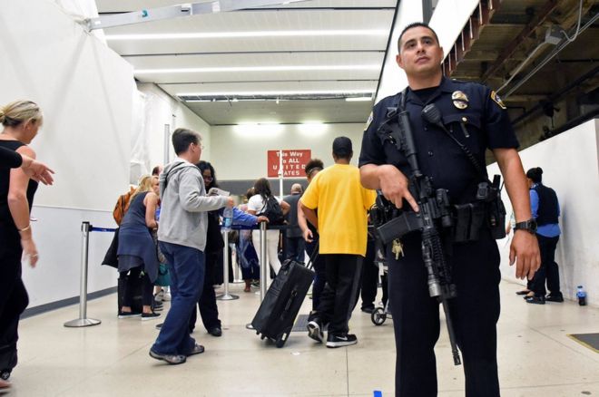 Задержанные пассажиры внутри терминала 7 в международном аэропорту Лос-Анджелеса выстраиваются в очередь, чтобы пройти проверку безопасности TSA после события ложной тревоги в Лос-Анджелесе, Калифорния, 28 августа
