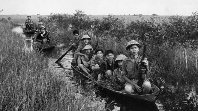 Du kích Việt Cộng di chuyển bằng thuyền nhỏ ở vùng Đồng Tháp Mười năm 1966