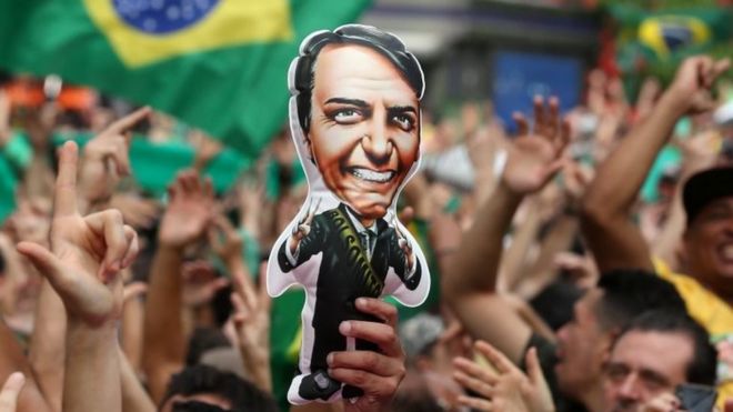 Сторонники кандидата в президенты Бразилии Джейра Болсонаро на демонстрации на проспекте Паулиста в Сан-Паулу, Бразилия, 30 сентября 2018 года