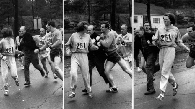 El momento en el que Switzer es atacada durante la maratón de Boston en 1967.