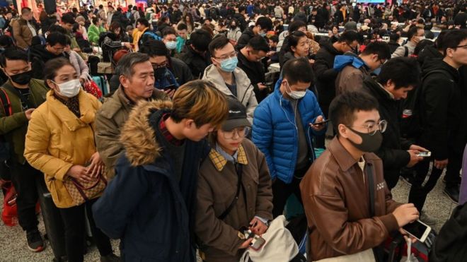 Люди ждут посадки на поезд на вокзале Хунцяо в Шанхае 20 января 2020 г.