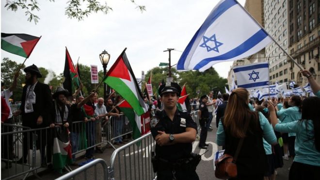 Произраильские и пропалестинские протестующие машут флажками соответствующих стран