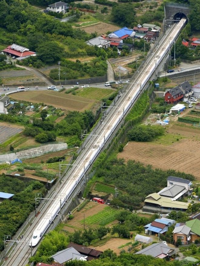 Сверхскоростной пассажирский экспресс Shinkansen останавливается в Одаваре, к западу от Токио. Вторник, 30 июня 2015 года.