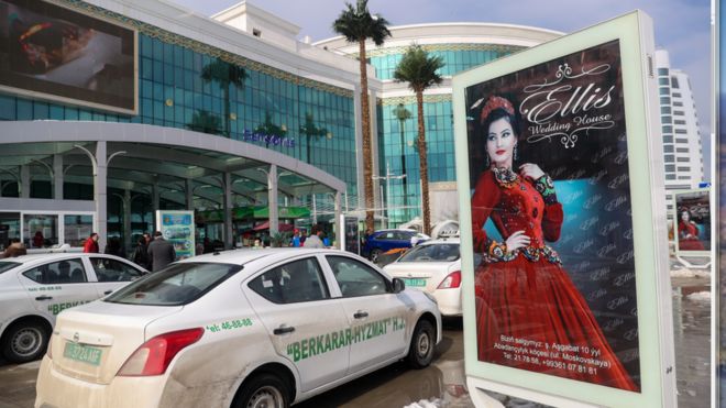 پلیس ترکمنستان خودروهای زنان را توقیف می‌کند