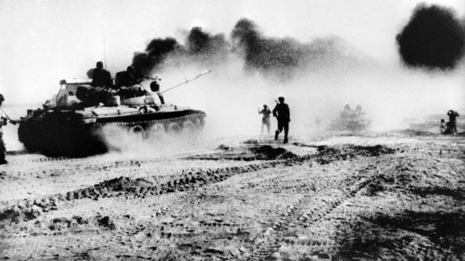 Иракские войска едут на советских танках, пытаясь пересечь реку Карун к северо-востоку от Хоррамшахра