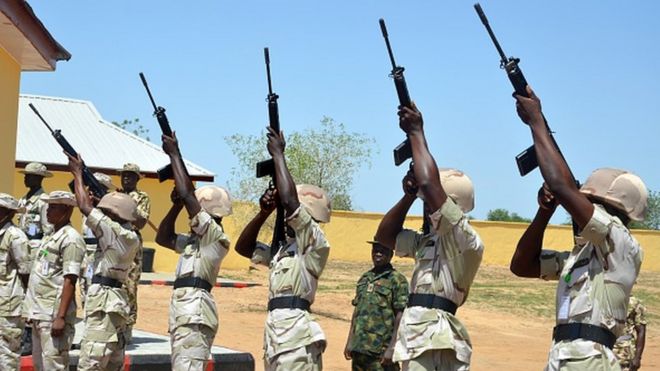 Нигерийские солдаты стреляют в воздух во время церемонии по случаю освобождения подозреваемых заключенных, освобожденных от участия в исламистах «Боко харам» в Майдугури, штат Борно, 6 июля 2015 года