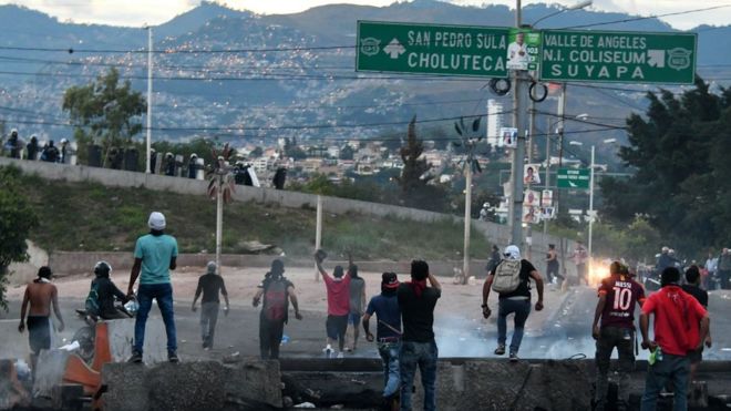 Supporters of Honduran presidential candidate Salvador Nasralla clash with security forces in Tegucigalpa, on December 1, 2017