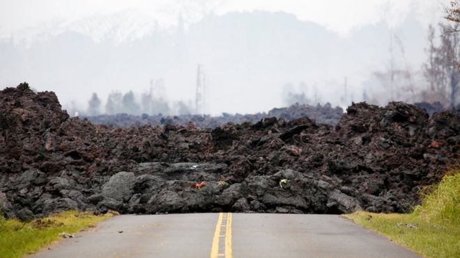 Поток лавы покрывает дорогу в подразделении Leilani Estates во время продолжающихся извержений вулкана Килауэа на Гавайях, США, 13 мая 2018 года.