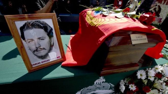Останки журналиста Карлоса Берге, убитого во время правления генерала Аугусто Пиночета, во время церемонии на кладбище Сантьяго 13 апреля 2014 года.