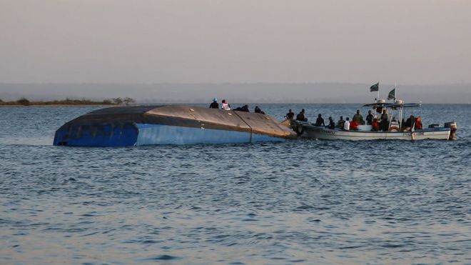 Паром MV Nyerere после того, как он перевернулся в Танзании