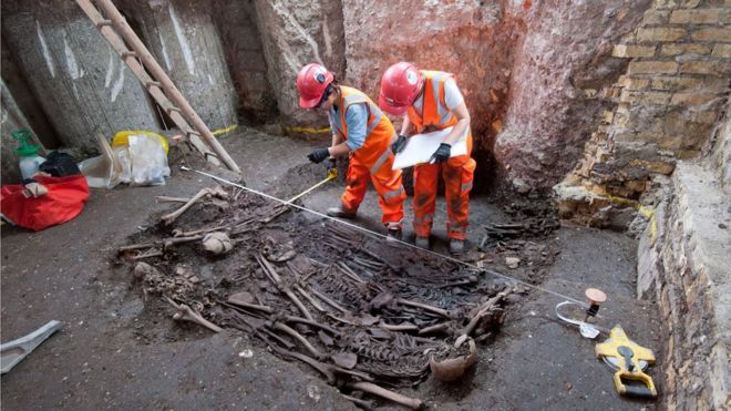 Три скелета будут выставлены из братской могилы в Бедламе