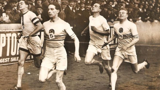 Сесил Гриффитс выигрывает гонку в 1923 году