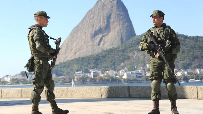Soldados vigilan en Río de Janeiro