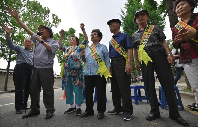 Члены семей южнокорейских жертв принудительного труда со стороны Японии во время Второй мировой войны 16 июля в Сеуле участвуют в митинге, призывающем к решению о компенсации