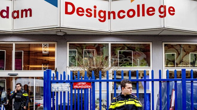 Полиция в школе в Роттердаме, Нидерланды, 18 декабря 2018 года после того, как 16-летняя девочка была застрелена