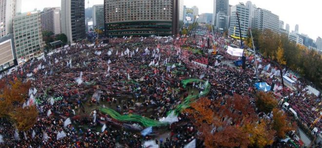 Южнокорейцы протестуют против президента Пак Кын Хе в Сеуле 12 ноября 2016 года.