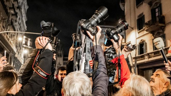 صحفيون يرفعون كاميراتهم