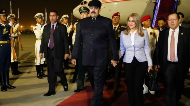 Presiden Venezuela, Nicolas Maduro (tengah) dan istrinya Cilia Flores tiba di Beijing, Cina pada tanggal 13 September 2018.