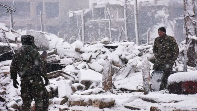 عناصر من القوات السورية وسط الثلوج