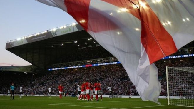 Игроки сборной Англии празднуют второй гол в своей победе над Коста-Рикой на Элланд Роуд