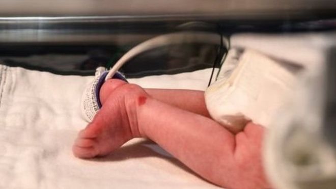 தூரினில் நான்கு மாதங்களான செவிலிதாய்மாரால் இந்த குழந்தை பராமரிக்கப்பட்டது.