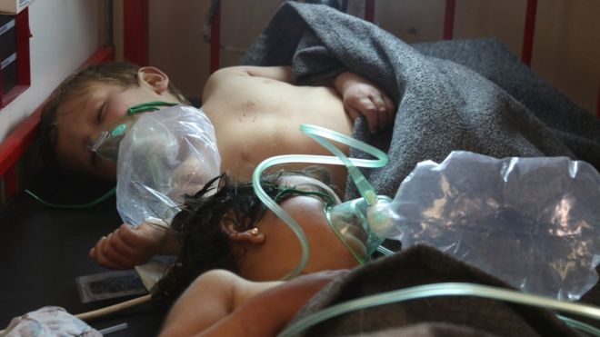 Syrian children receive treatment after a suspected chemical attack in Khan Sheikhoun (4 April 2017)