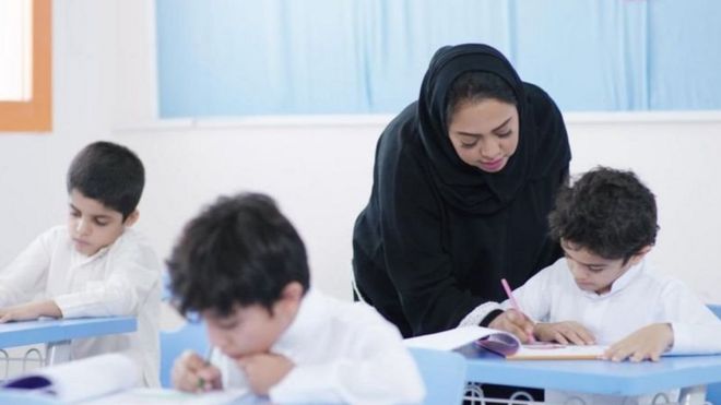 مدرسة تراجع دروس التلاميذ