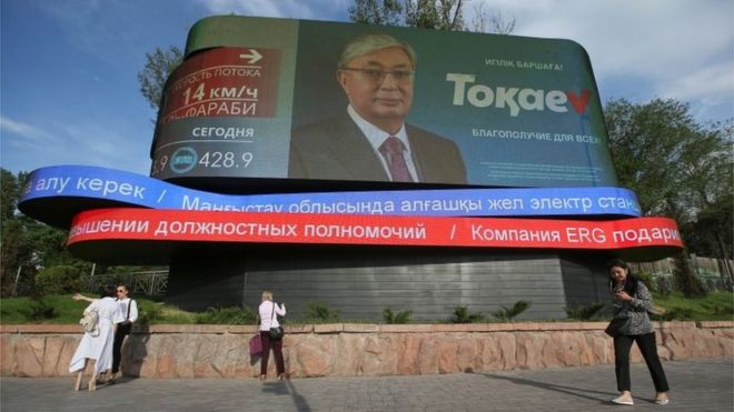 На экране показано изображение президента Казахстана и кандидата Касым-Жомарта Токаева, которое является частью его кампании в преддверии предстоящих президентских выборов в Алматы, Казахстан, 3 июня 2019 года.