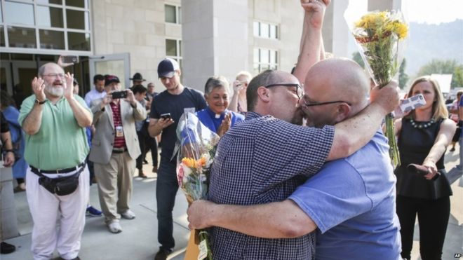 Майкл Лонг (слева) и Тимоти Лонг целуются возле судебного центра округа Роуэн в Морхеде, штат Кентукки, 4 сентября 2015 года