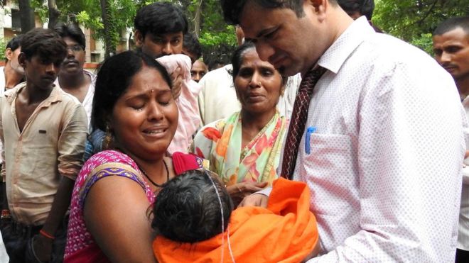 Родственники оплакивают смерть ребенка в больнице Баба Рагхав Дас в Горакхпуре, в северном индийском штате Уттар-Прадеш