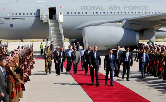 Принц Уильям прибывает в аэропорт Марка и встречается с наследным принцем Иордании Хуссейном ибн Абдаллой II