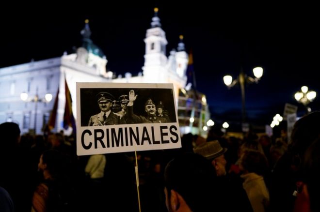 Люди присутствуют на акции протеста, призывающей правительство запретить захоронение испанского диктатора Франсиско Франко в соборе Альмудена в Мадриде