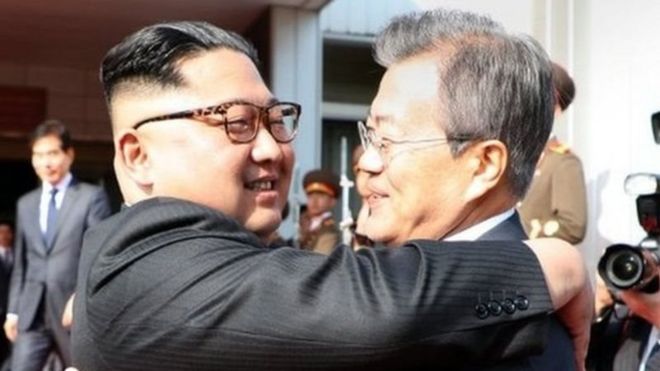 한국 문재인 대통령과 북한 김정은 국무위원장이 26일 오후 판문점 북측지역 통일각에서 끌어안고 있다.