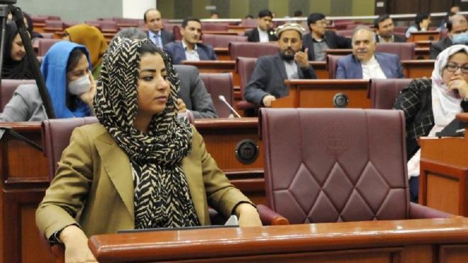 حاليا ، تشغل النساء 27 ٪ من مقاعد البرلمان في أفغانستان