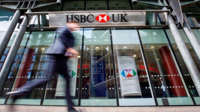 Мужчина проходит мимо отделения HSBC в Великобритании