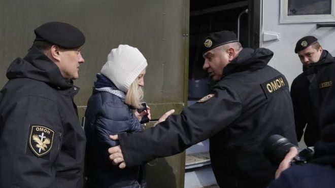 Белорусская полиция задержала правозащитницу Татьяну Ревяку в Минске, Беларусь, 26 марта 2017 года