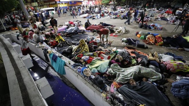Migrantes de la caravana descansan en una plaza de Chiapas