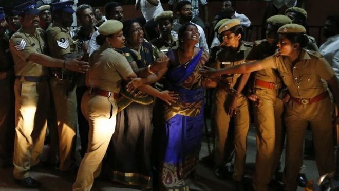 Индийская полиция останавливает женщину, пытающуюся разорвать полицейский кордон в Ченнае. Фото: 6 декабря 2016 г.