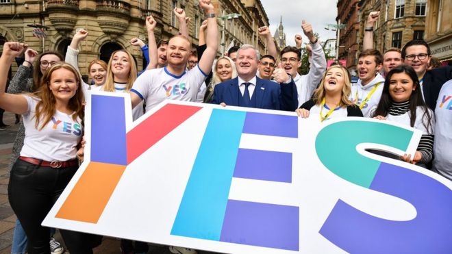 Вестминстерский лидер SNP Ян Блэкфорд присоединяется к молодым активистам в Глазго во время шотландского референдума