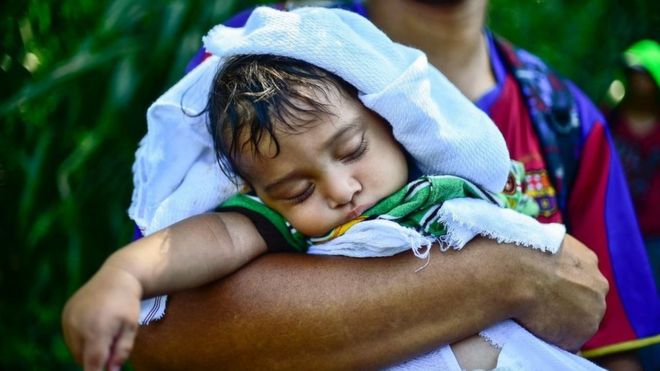 Niño en la caravana de migrantes
