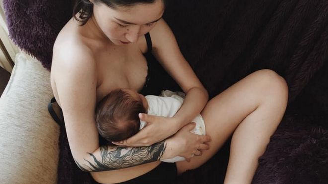 Aliya Shagieva amamantando a su bebé