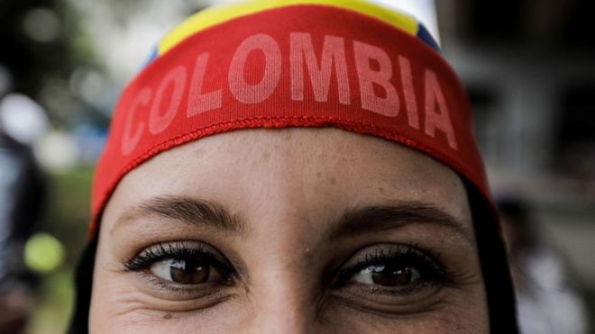 Mujer con una bandana de Colombia.