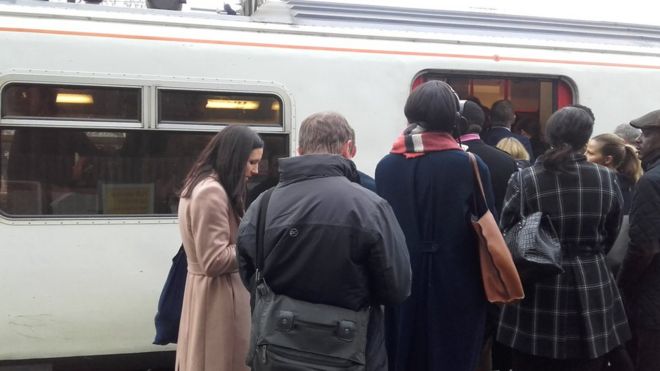Пассажиры садятся в сервисный поезд Большой Англии