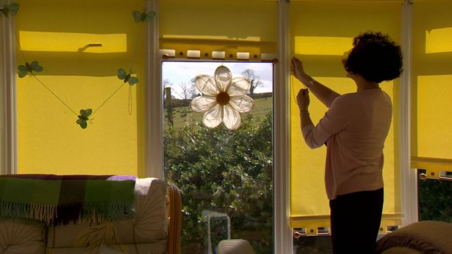 Доктор Юнис Минфорд открывает шторку у окна