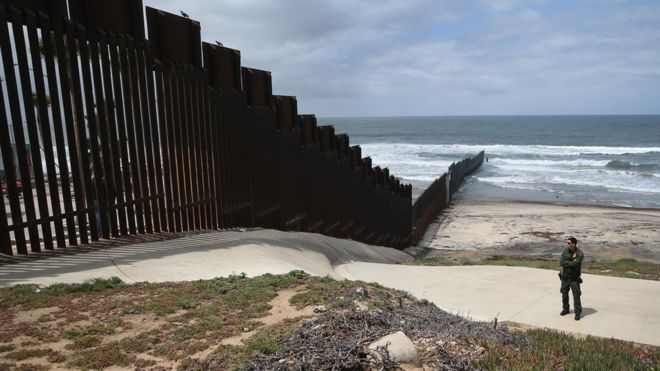 Пограничный забор между США и Мексикой в ??Калифорнии
