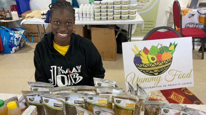 Mariama Dia, porteuse d'un handicap, dans son entreprise de transformation de produits locaux